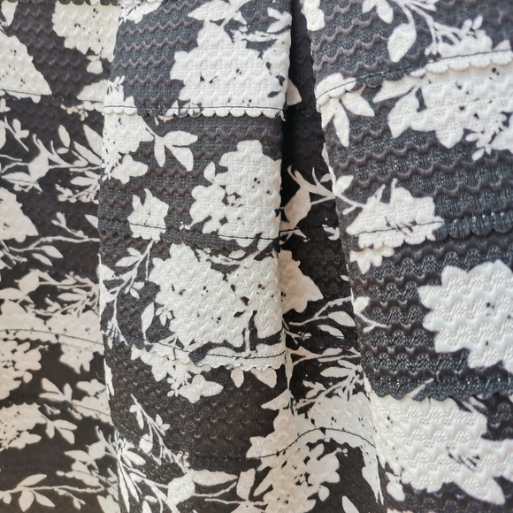 Soprano SMALL floral pleated stretch flare skirt - Picture 3 of 8